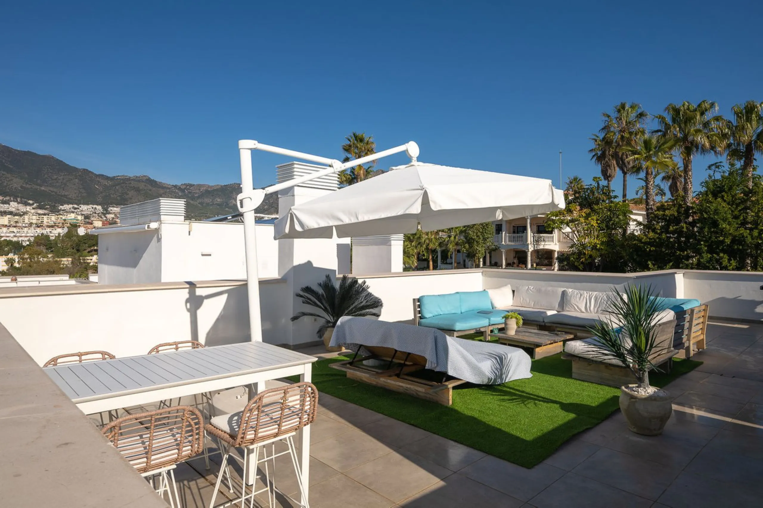 Wake up to the sound of the sea and endless blue horizons in this exceptional frontline duplex penthouse in Torrequebrada, Benalmádena. Designed for those who value privacy, sunshine and panoramic Mediterranean views, this three-bedroom residence offers a