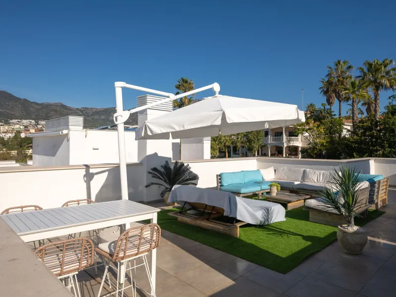 Wake up to the sound of the sea and endless blue horizons in this exceptional frontline duplex penthouse in Torrequebrada, Benalmádena. Designed for those who value privacy, sunshine and panoramic Mediterranean views, this three-bedroom residence offers a