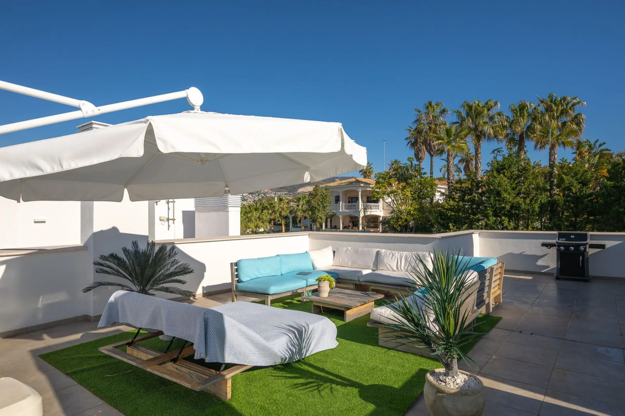 Wake up to the sound of the sea and endless blue horizons in this exceptional frontline duplex penthouse in Torrequebrada, Benalmádena. Designed for those who value privacy, sunshine and panoramic Mediterranean views, this three-bedroom residence offers a