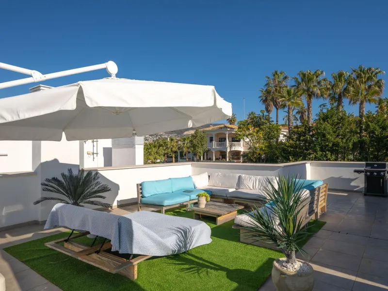 Wake up to the sound of the sea and endless blue horizons in this exceptional frontline duplex penthouse in Torrequebrada, Benalmádena. Designed for those who value privacy, sunshine and panoramic Mediterranean views, this three-bedroom residence offers a
