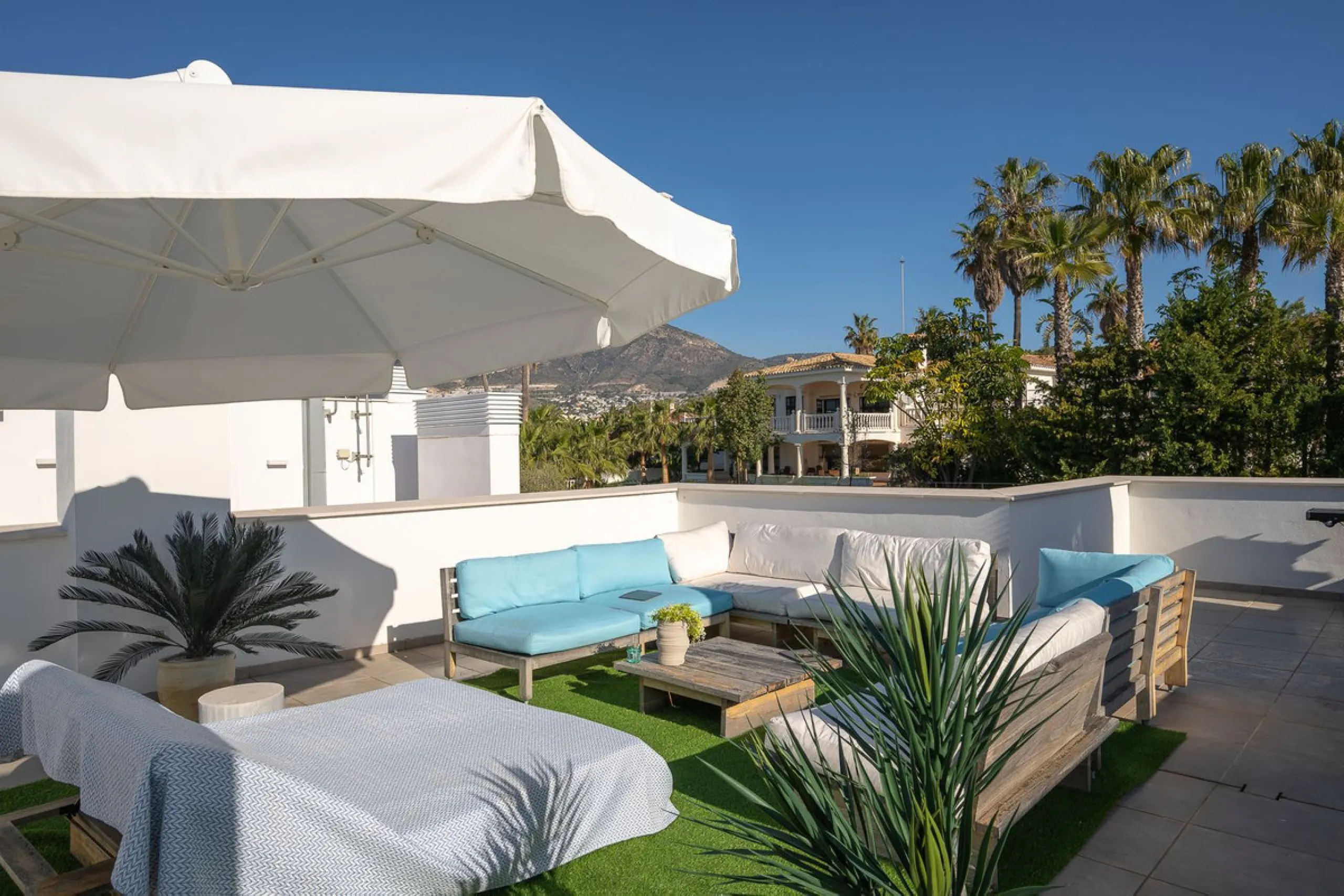 Wake up to the sound of the sea and endless blue horizons in this exceptional frontline duplex penthouse in Torrequebrada, Benalmádena. Designed for those who value privacy, sunshine and panoramic Mediterranean views, this three-bedroom residence offers a