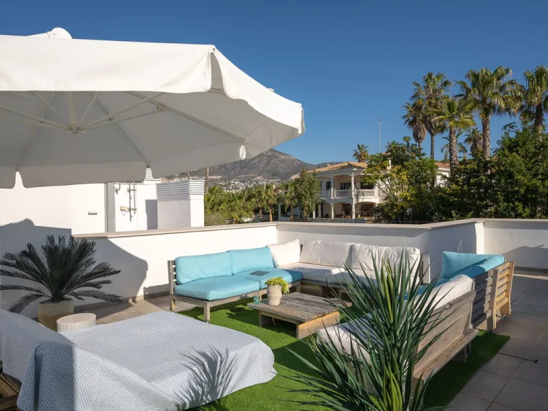 Wake up to the sound of the sea and endless blue horizons in this exceptional frontline duplex penthouse in Torrequebrada, Benalmádena. Designed for those who value privacy, sunshine and panoramic Mediterranean views, this three-bedroom residence offers a