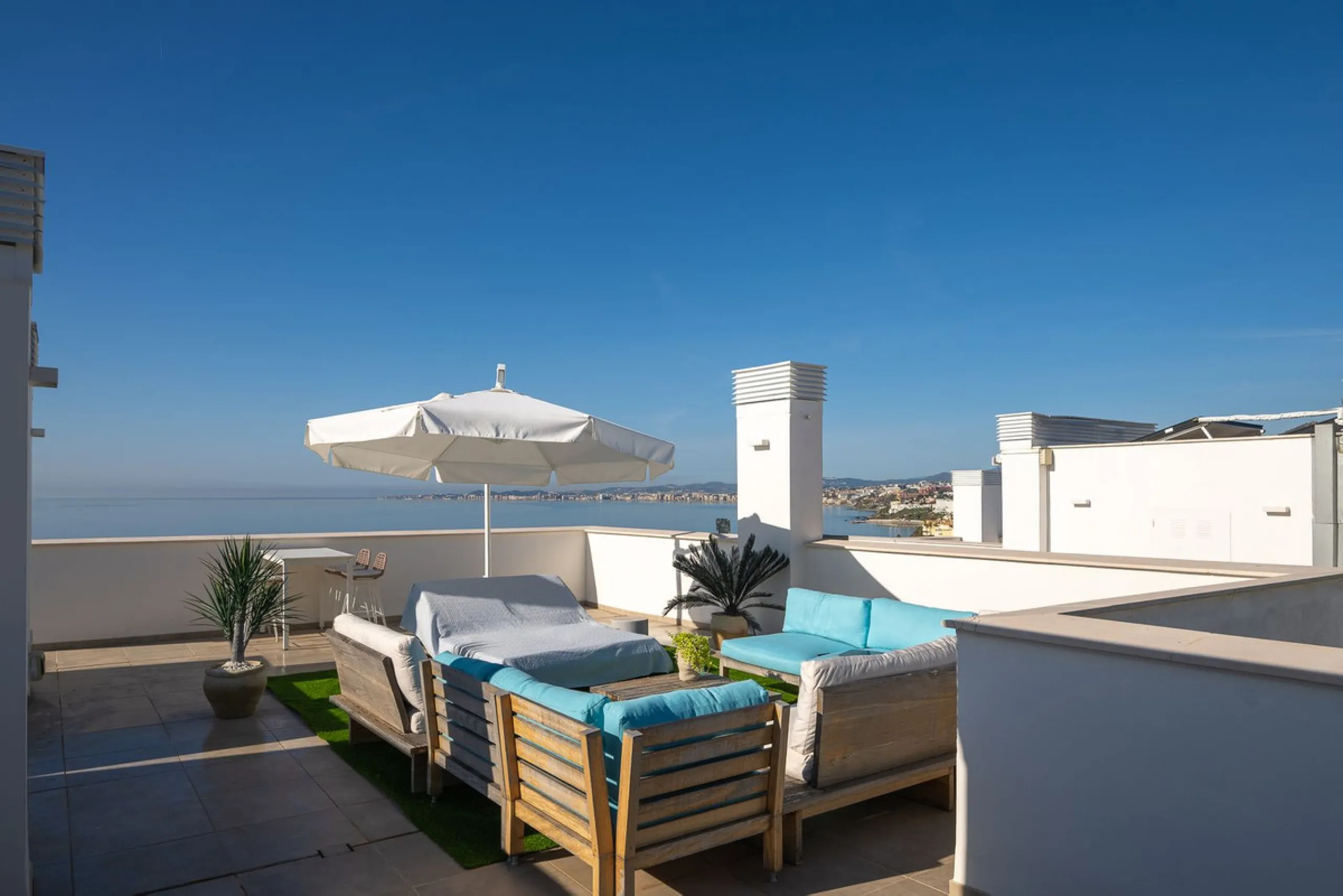 Wake up to the sound of the sea and endless blue horizons in this exceptional frontline duplex penthouse in Torrequebrada, Benalmádena. Designed for those who value privacy, sunshine and panoramic Mediterranean views, this three-bedroom residence offers a