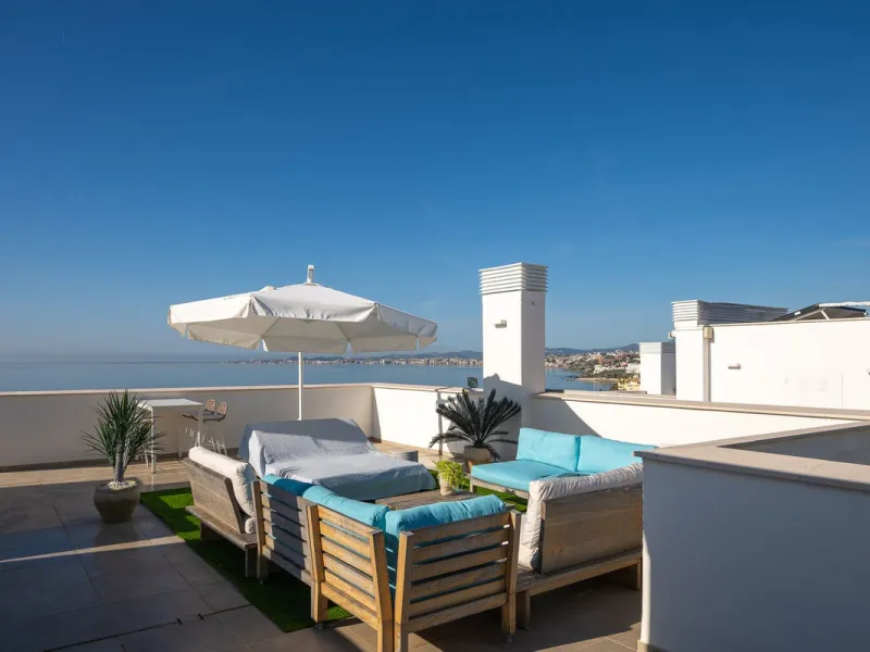 Wake up to the sound of the sea and endless blue horizons in this exceptional frontline duplex penthouse in Torrequebrada, Benalmádena. Designed for those who value privacy, sunshine and panoramic Mediterranean views, this three-bedroom residence offers a