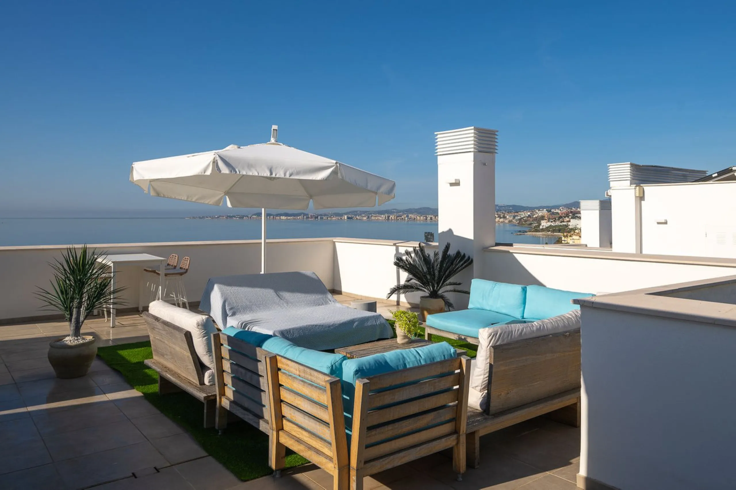 Wake up to the sound of the sea and endless blue horizons in this exceptional frontline duplex penthouse in Torrequebrada, Benalmádena. Designed for those who value privacy, sunshine and panoramic Mediterranean views, this three-bedroom residence offers a