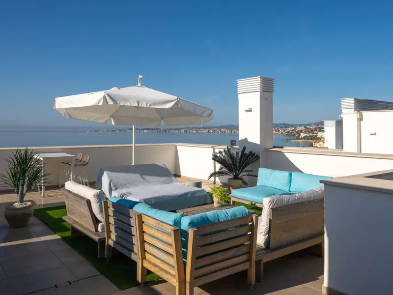 Wake up to the sound of the sea and endless blue horizons in this exceptional frontline duplex penthouse in Torrequebrada, Benalmádena. Designed for those who value privacy, sunshine and panoramic Mediterranean views, this three-bedroom residence offers a