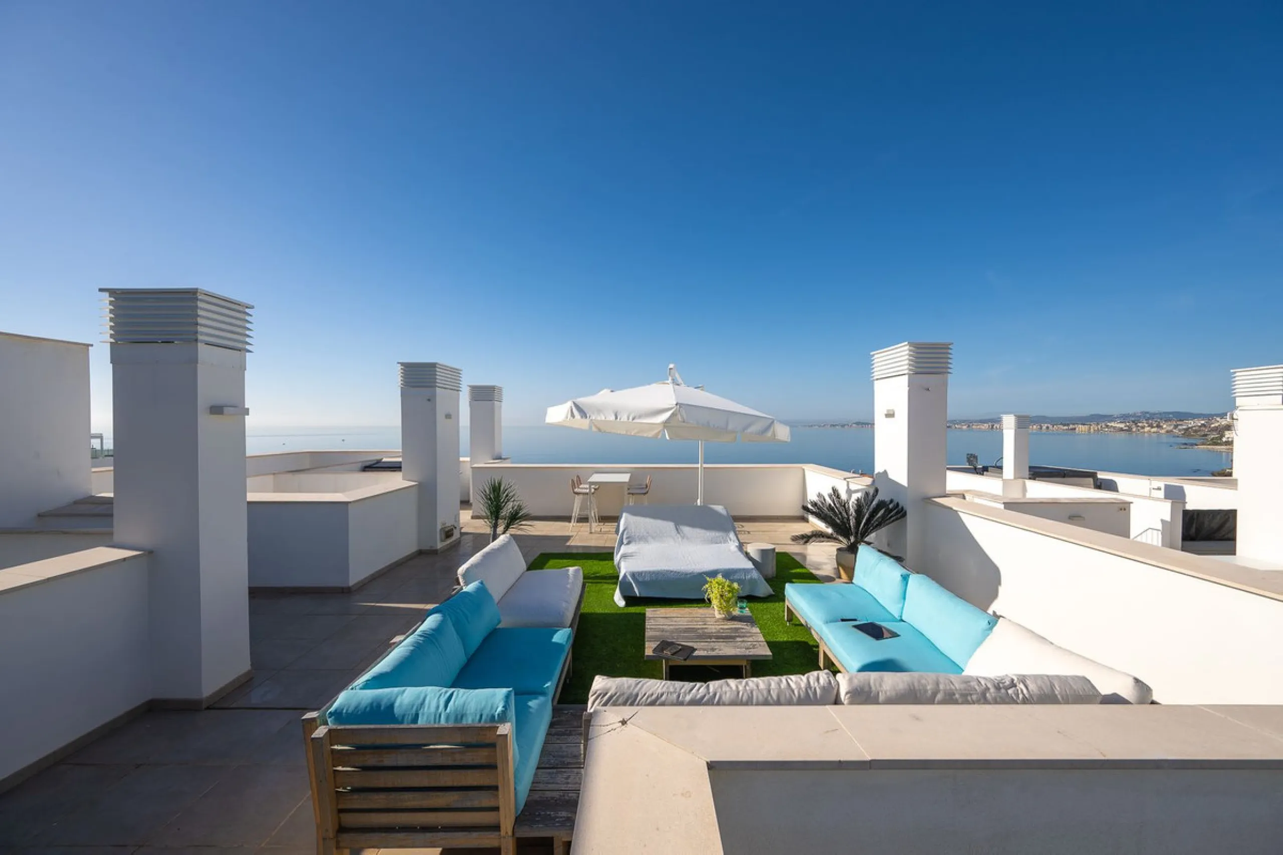 Wake up to the sound of the sea and endless blue horizons in this exceptional frontline duplex penthouse in Torrequebrada, Benalmádena. Designed for those who value privacy, sunshine and panoramic Mediterranean views, this three-bedroom residence offers a