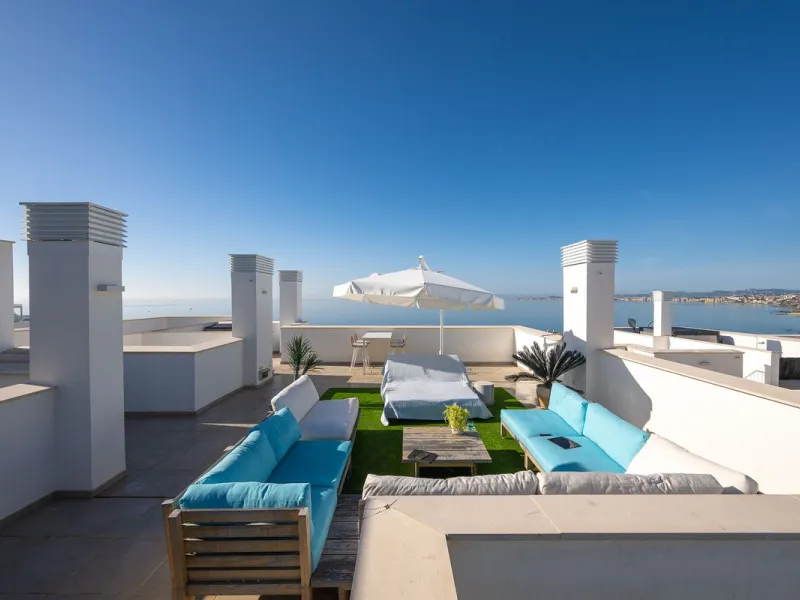 Wake up to the sound of the sea and endless blue horizons in this exceptional frontline duplex penthouse in Torrequebrada, Benalmádena. Designed for those who value privacy, sunshine and panoramic Mediterranean views, this three-bedroom residence offers a