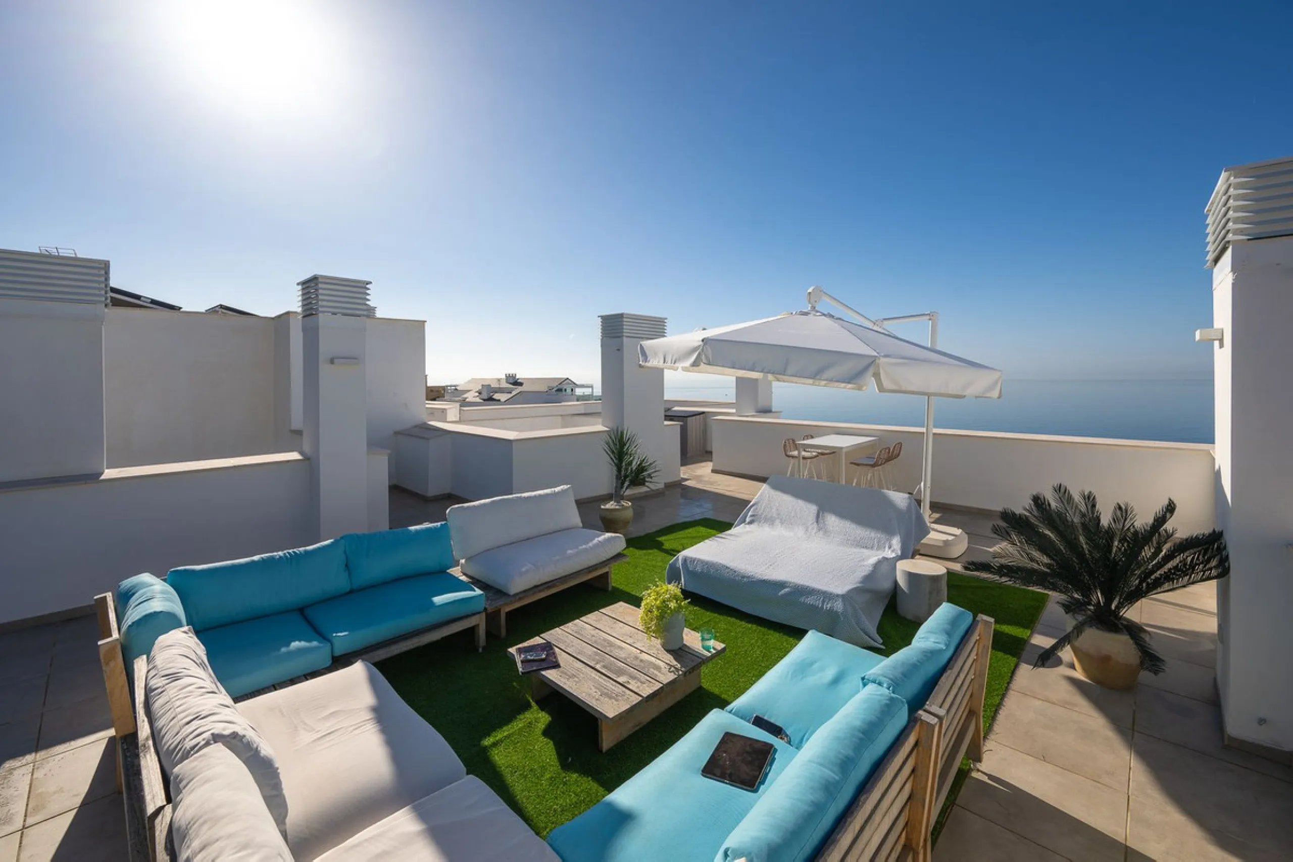 Wake up to the sound of the sea and endless blue horizons in this exceptional frontline duplex penthouse in Torrequebrada, Benalmádena. Designed for those who value privacy, sunshine and panoramic Mediterranean views, this three-bedroom residence offers a