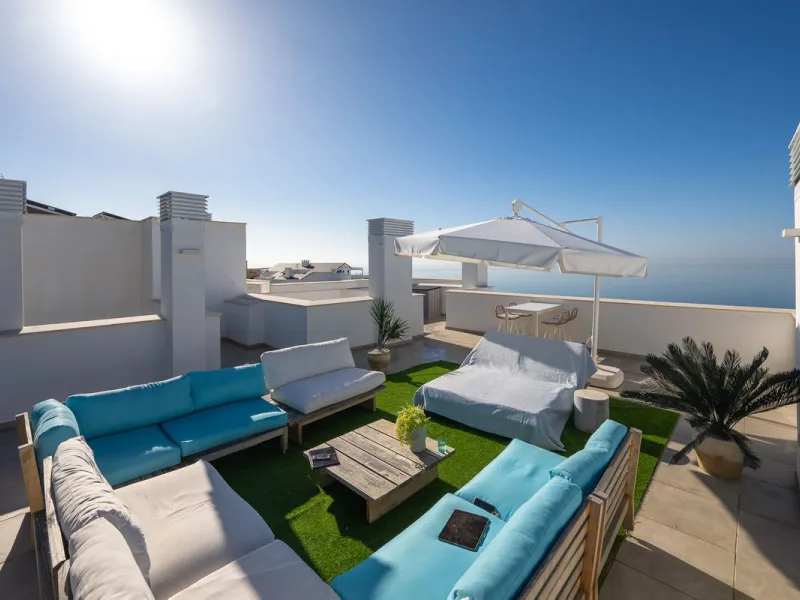 Wake up to the sound of the sea and endless blue horizons in this exceptional frontline duplex penthouse in Torrequebrada, Benalmádena. Designed for those who value privacy, sunshine and panoramic Mediterranean views, this three-bedroom residence offers a
