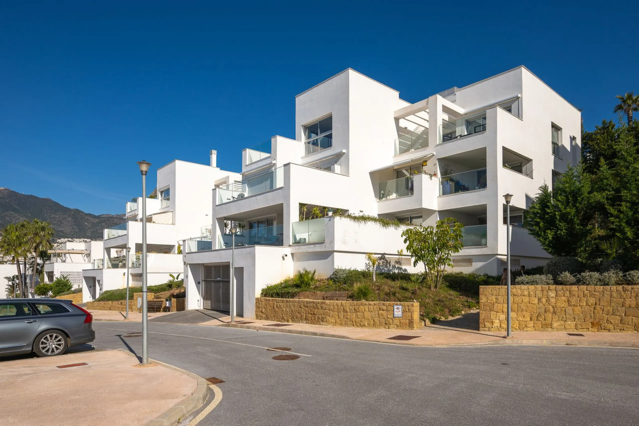 Wake up to the sound of the sea and endless blue horizons in this exceptional frontline duplex penthouse in Torrequebrada, Benalmádena. Designed for those who value privacy, sunshine and panoramic Mediterranean views, this three-bedroom residence offers a