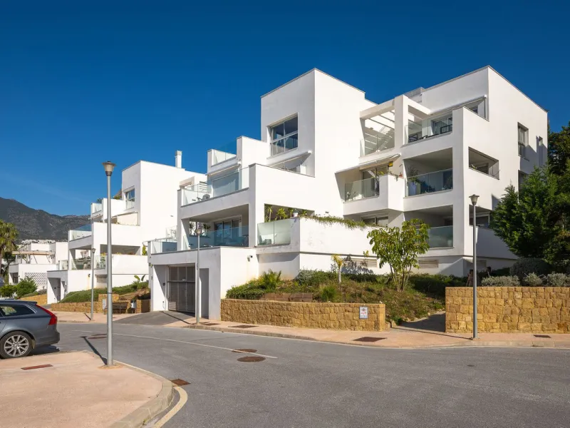 Wake up to the sound of the sea and endless blue horizons in this exceptional frontline duplex penthouse in Torrequebrada, Benalmádena. Designed for those who value privacy, sunshine and panoramic Mediterranean views, this three-bedroom residence offers a