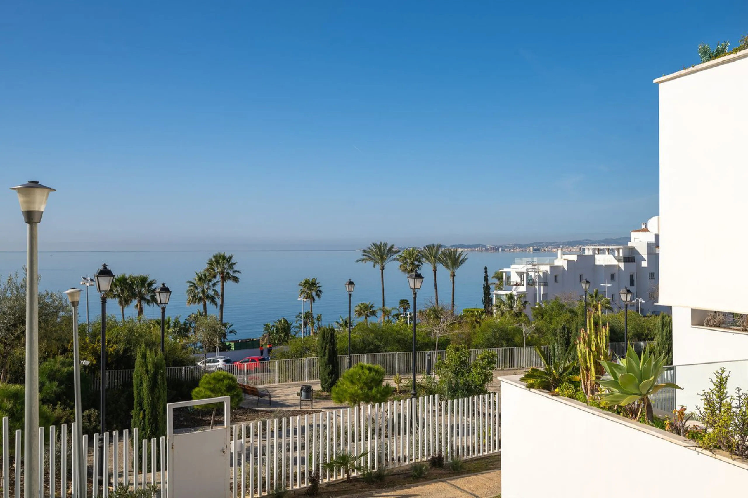 Wake up to the sound of the sea and endless blue horizons in this exceptional frontline duplex penthouse in Torrequebrada, Benalmádena. Designed for those who value privacy, sunshine and panoramic Mediterranean views, this three-bedroom residence offers a