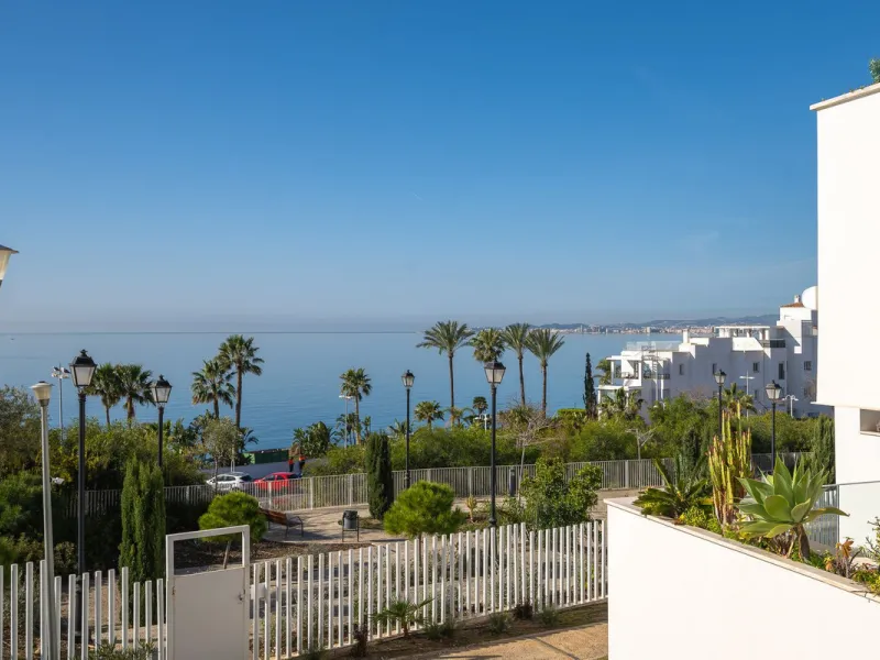 Wake up to the sound of the sea and endless blue horizons in this exceptional frontline duplex penthouse in Torrequebrada, Benalmádena. Designed for those who value privacy, sunshine and panoramic Mediterranean views, this three-bedroom residence offers a