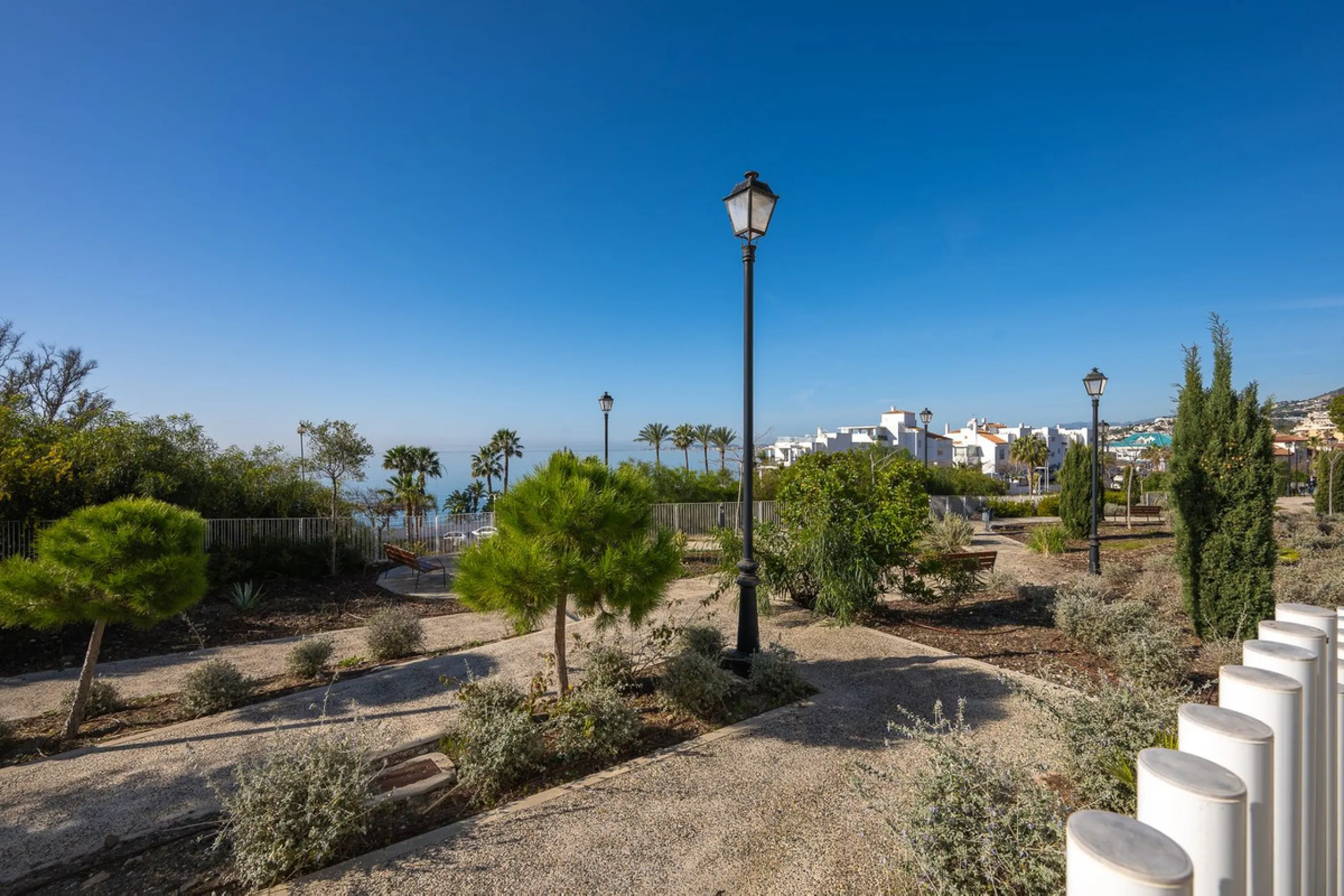 Wake up to the sound of the sea and endless blue horizons in this exceptional frontline duplex penthouse in Torrequebrada, Benalmádena. Designed for those who value privacy, sunshine and panoramic Mediterranean views, this three-bedroom residence offers a