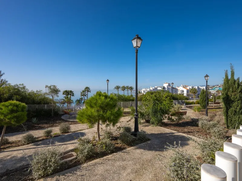 Wake up to the sound of the sea and endless blue horizons in this exceptional frontline duplex penthouse in Torrequebrada, Benalmádena. Designed for those who value privacy, sunshine and panoramic Mediterranean views, this three-bedroom residence offers a