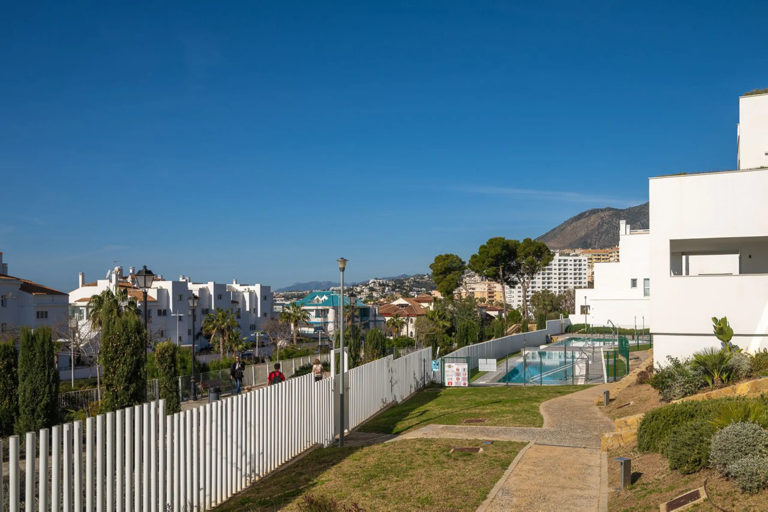 Wake up to the sound of the sea and endless blue horizons in this exceptional frontline duplex penthouse in Torrequebrada, Benalmádena. Designed for those who value privacy, sunshine and panoramic Mediterranean views, this three-bedroom residence offers a