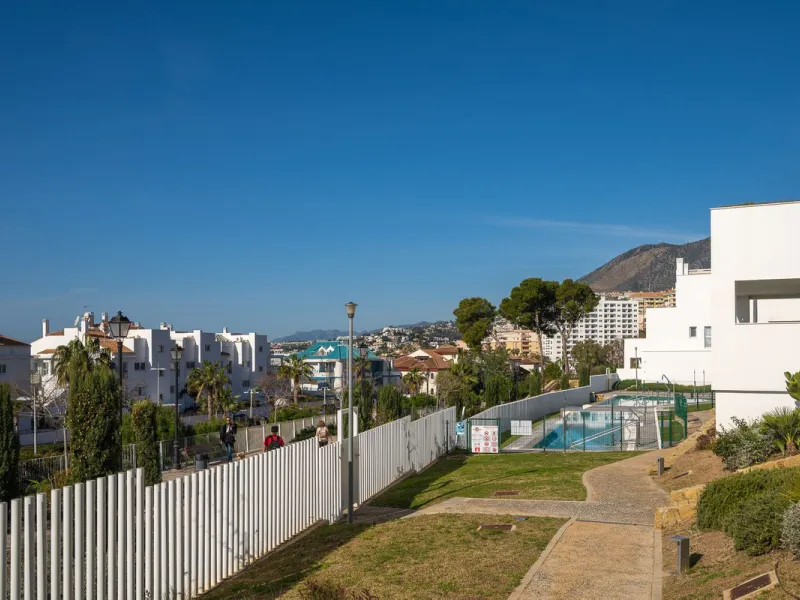 Wake up to the sound of the sea and endless blue horizons in this exceptional frontline duplex penthouse in Torrequebrada, Benalmádena. Designed for those who value privacy, sunshine and panoramic Mediterranean views, this three-bedroom residence offers a
