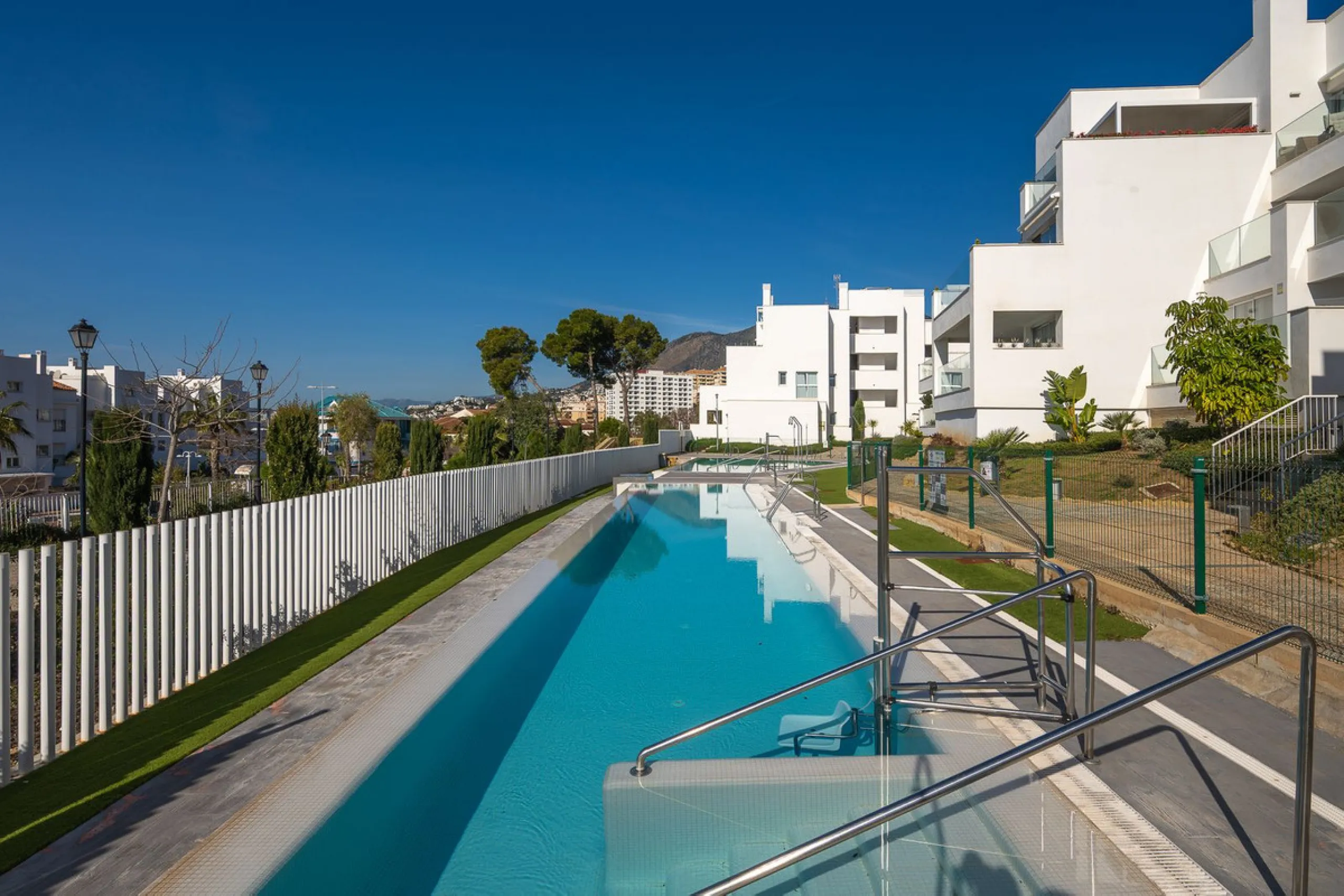 Wake up to the sound of the sea and endless blue horizons in this exceptional frontline duplex penthouse in Torrequebrada, Benalmádena. Designed for those who value privacy, sunshine and panoramic Mediterranean views, this three-bedroom residence offers a