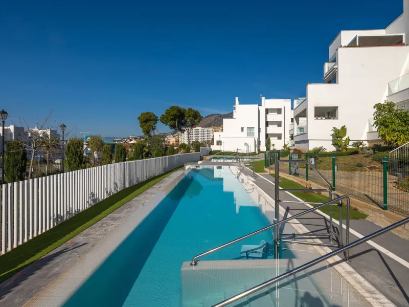 Wake up to the sound of the sea and endless blue horizons in this exceptional frontline duplex penthouse in Torrequebrada, Benalmádena. Designed for those who value privacy, sunshine and panoramic Mediterranean views, this three-bedroom residence offers a