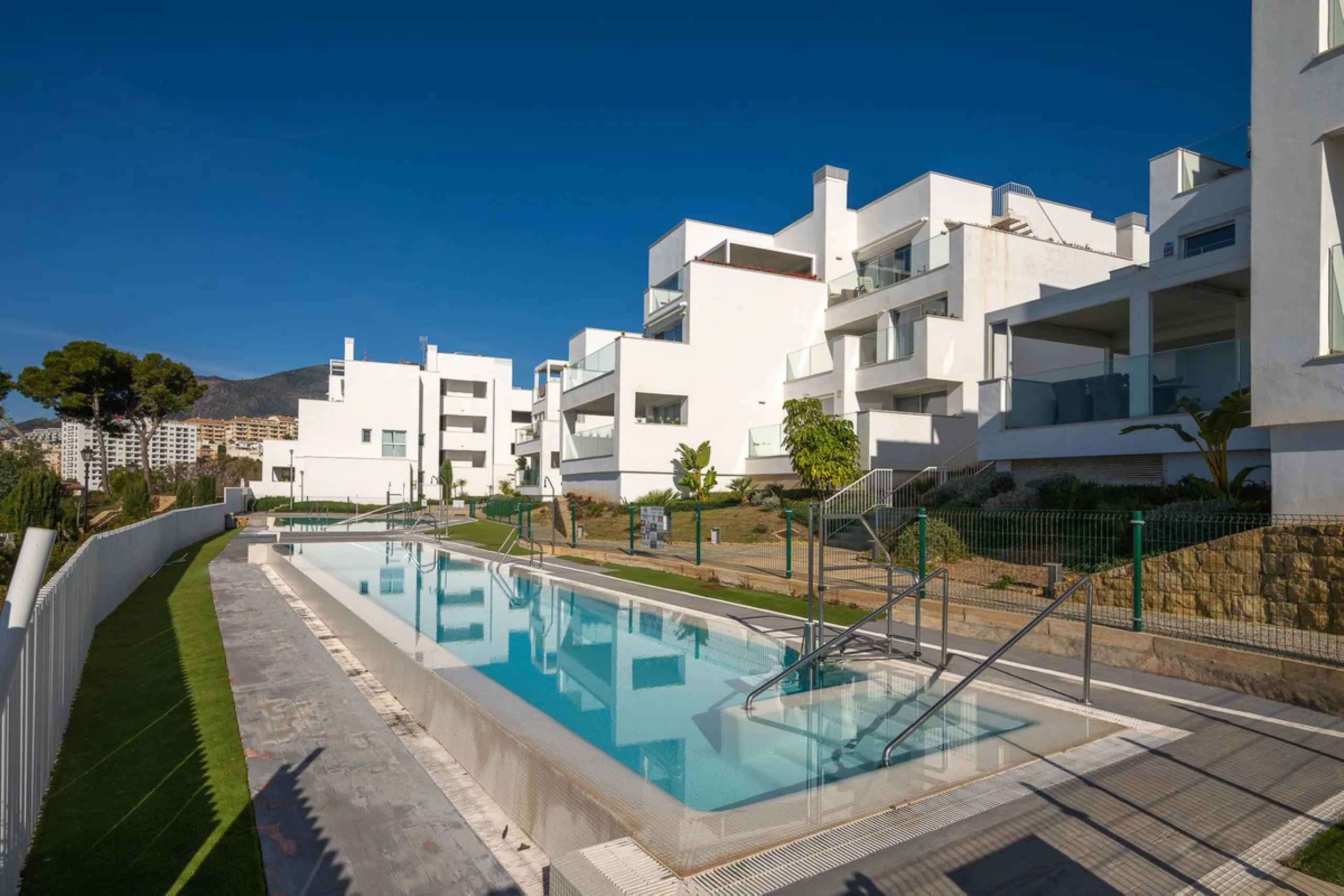 Wake up to the sound of the sea and endless blue horizons in this exceptional frontline duplex penthouse in Torrequebrada, Benalmádena. Designed for those who value privacy, sunshine and panoramic Mediterranean views, this three-bedroom residence offers a