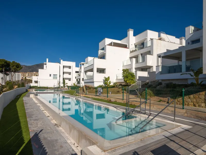 Wake up to the sound of the sea and endless blue horizons in this exceptional frontline duplex penthouse in Torrequebrada, Benalmádena. Designed for those who value privacy, sunshine and panoramic Mediterranean views, this three-bedroom residence offers a