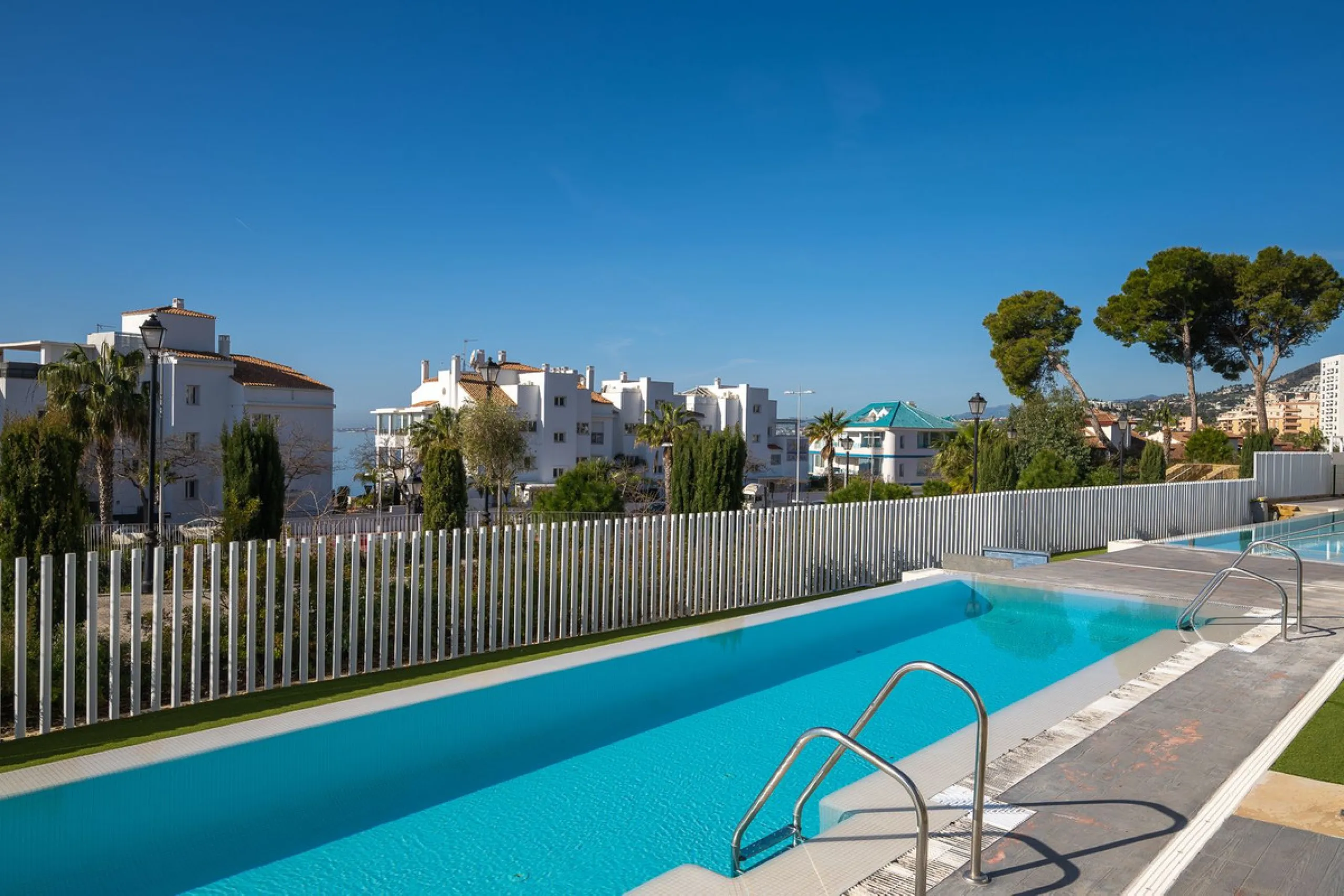 Wake up to the sound of the sea and endless blue horizons in this exceptional frontline duplex penthouse in Torrequebrada, Benalmádena. Designed for those who value privacy, sunshine and panoramic Mediterranean views, this three-bedroom residence offers a