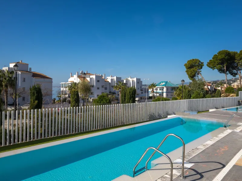 Wake up to the sound of the sea and endless blue horizons in this exceptional frontline duplex penthouse in Torrequebrada, Benalmádena. Designed for those who value privacy, sunshine and panoramic Mediterranean views, this three-bedroom residence offers a