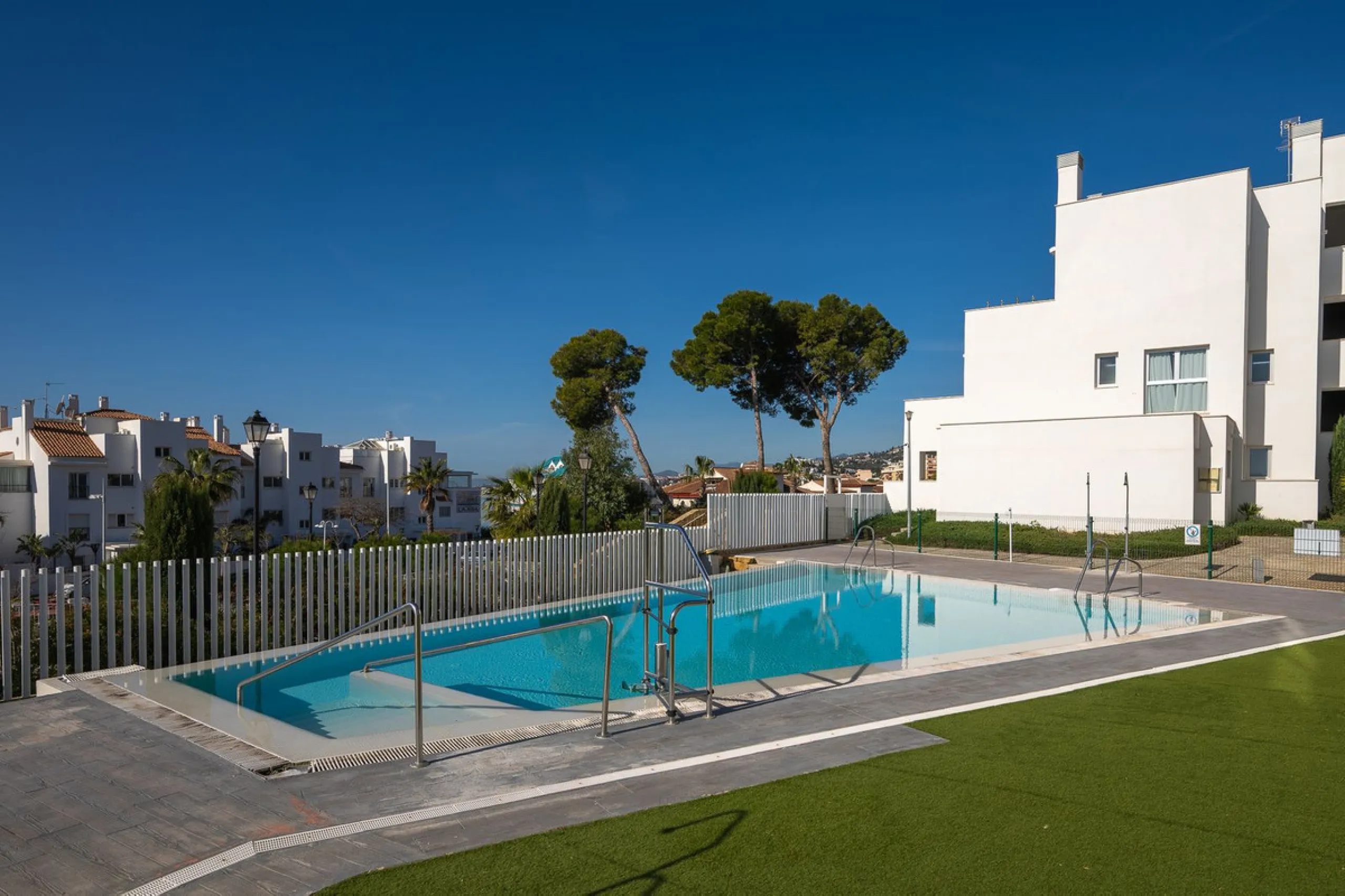 Wake up to the sound of the sea and endless blue horizons in this exceptional frontline duplex penthouse in Torrequebrada, Benalmádena. Designed for those who value privacy, sunshine and panoramic Mediterranean views, this three-bedroom residence offers a