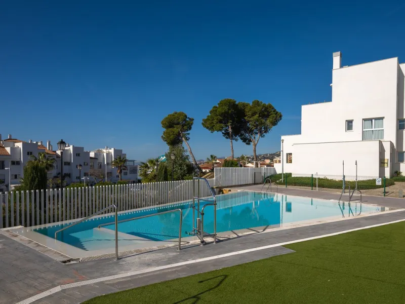 Wake up to the sound of the sea and endless blue horizons in this exceptional frontline duplex penthouse in Torrequebrada, Benalmádena. Designed for those who value privacy, sunshine and panoramic Mediterranean views, this three-bedroom residence offers a