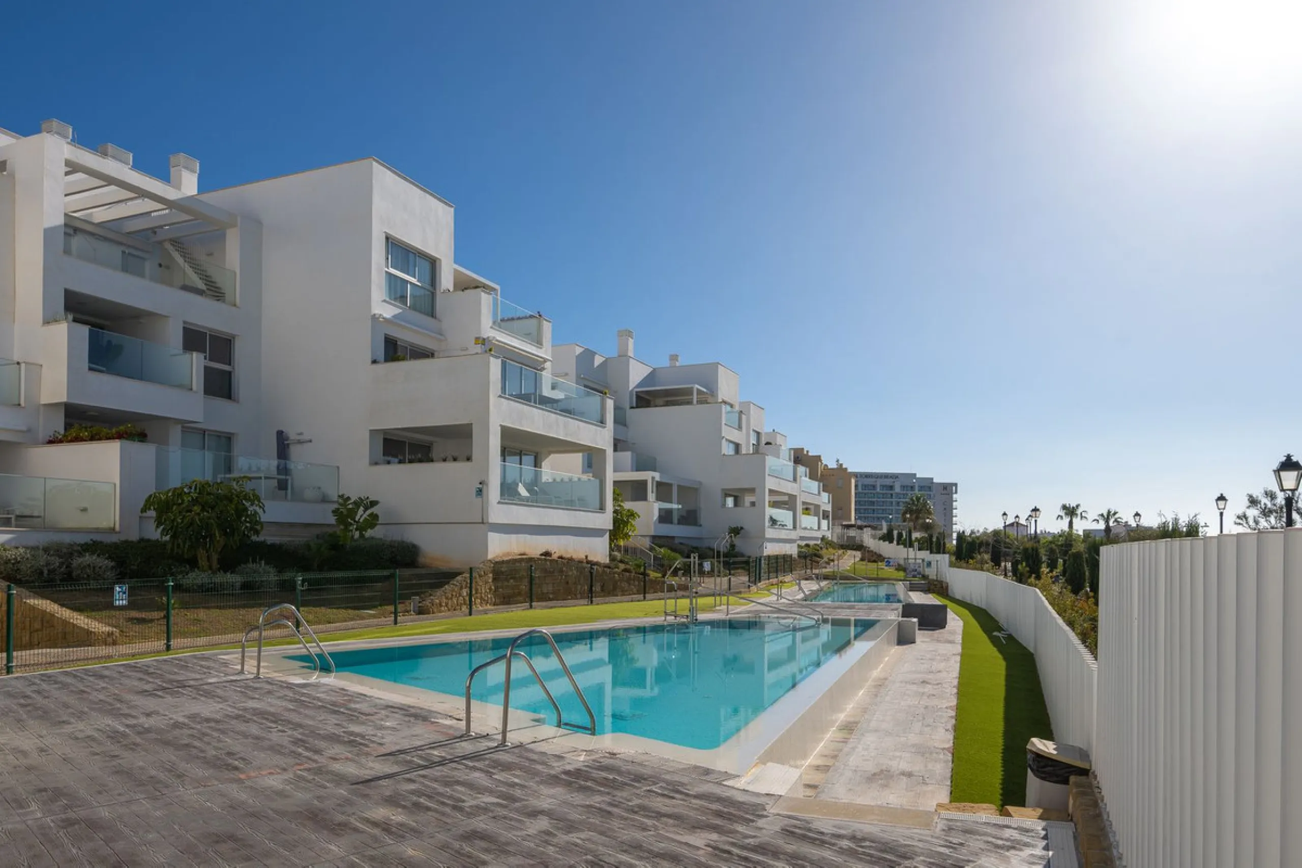 Wake up to the sound of the sea and endless blue horizons in this exceptional frontline duplex penthouse in Torrequebrada, Benalmádena. Designed for those who value privacy, sunshine and panoramic Mediterranean views, this three-bedroom residence offers a