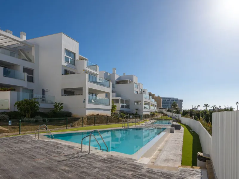 Wake up to the sound of the sea and endless blue horizons in this exceptional frontline duplex penthouse in Torrequebrada, Benalmádena. Designed for those who value privacy, sunshine and panoramic Mediterranean views, this three-bedroom residence offers a