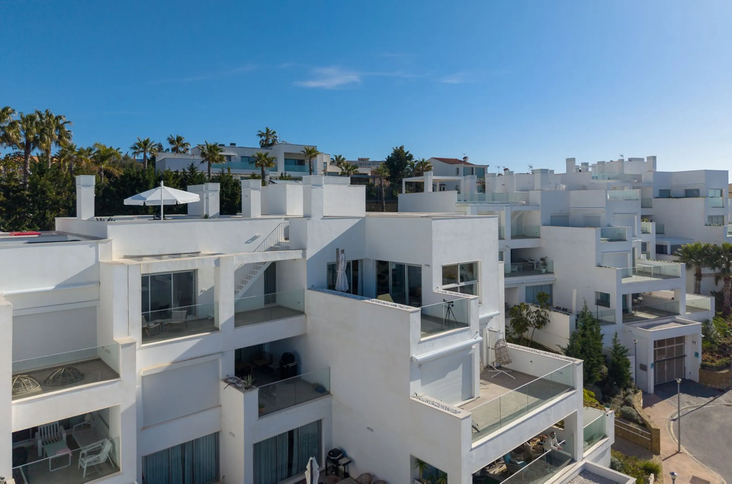 Wake up to the sound of the sea and endless blue horizons in this exceptional frontline duplex penthouse in Torrequebrada, Benalmádena. Designed for those who value privacy, sunshine and panoramic Mediterranean views, this three-bedroom residence offers a