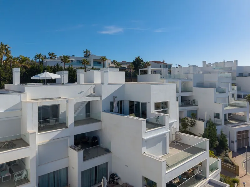 Wake up to the sound of the sea and endless blue horizons in this exceptional frontline duplex penthouse in Torrequebrada, Benalmádena. Designed for those who value privacy, sunshine and panoramic Mediterranean views, this three-bedroom residence offers a