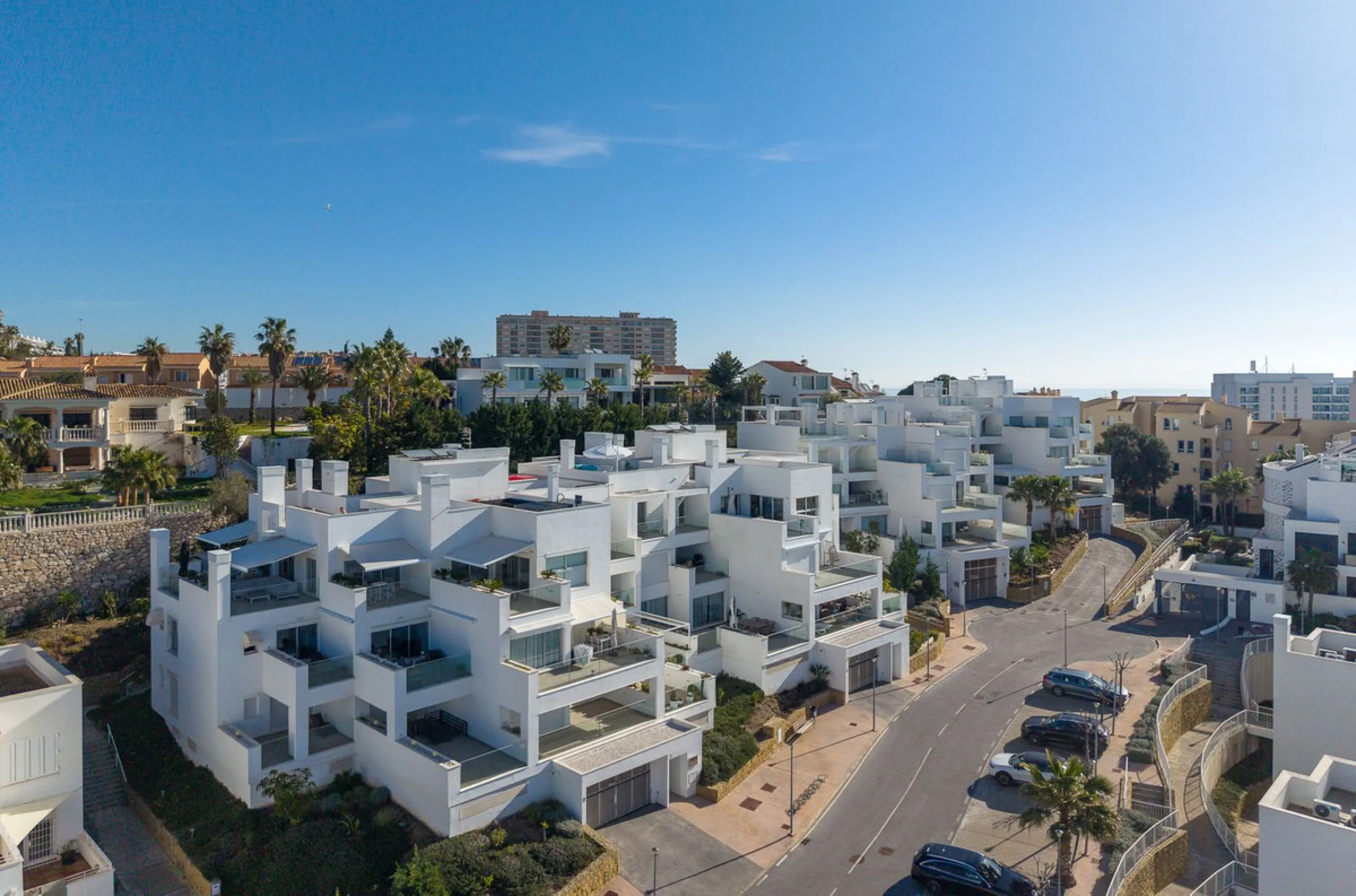 Wake up to the sound of the sea and endless blue horizons in this exceptional frontline duplex penthouse in Torrequebrada, Benalmádena. Designed for those who value privacy, sunshine and panoramic Mediterranean views, this three-bedroom residence offers a