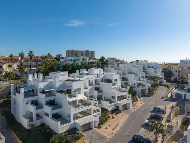 Wake up to the sound of the sea and endless blue horizons in this exceptional frontline duplex penthouse in Torrequebrada, Benalmádena. Designed for those who value privacy, sunshine and panoramic Mediterranean views, this three-bedroom residence offers a