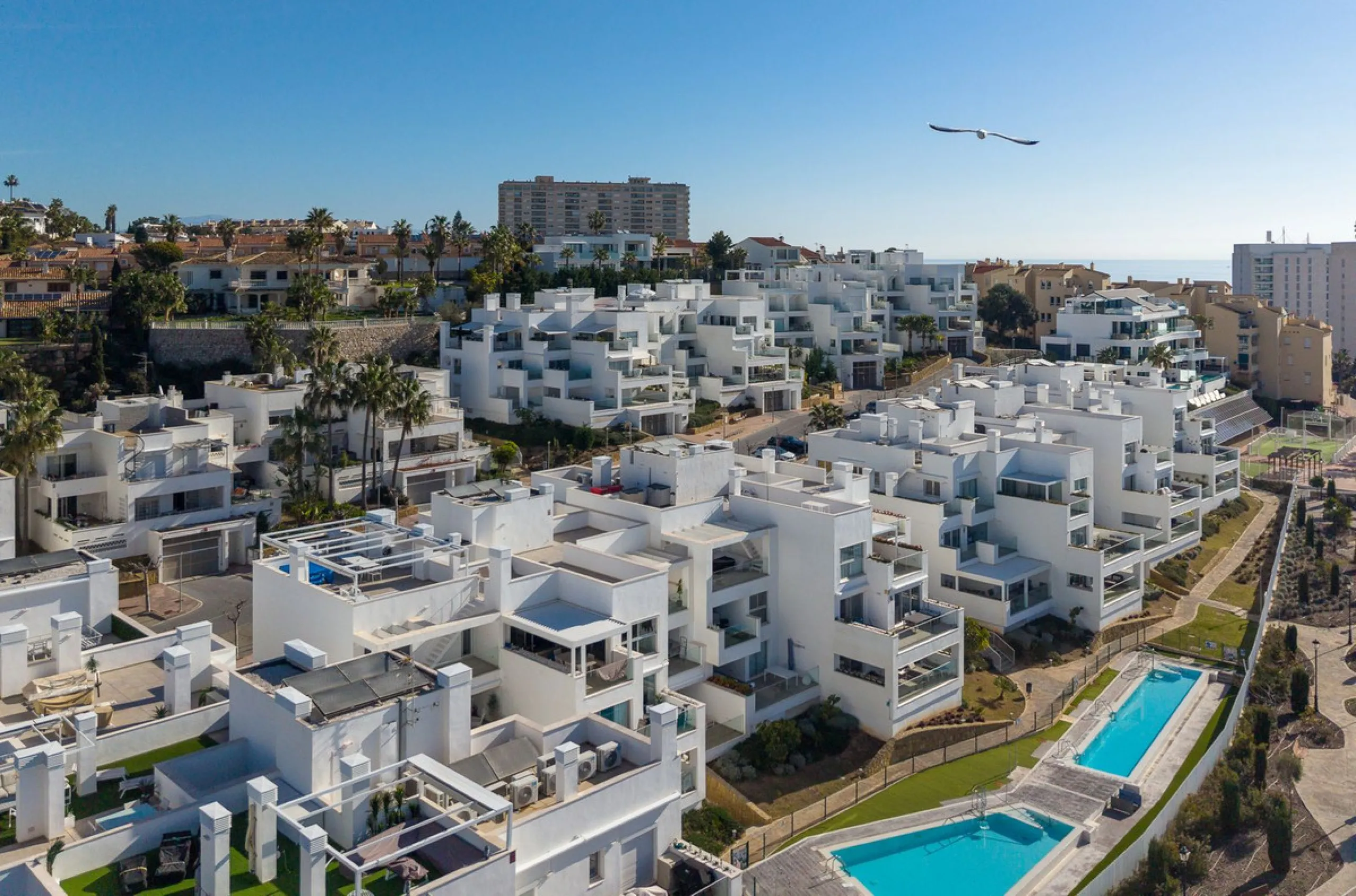 Wake up to the sound of the sea and endless blue horizons in this exceptional frontline duplex penthouse in Torrequebrada, Benalmádena. Designed for those who value privacy, sunshine and panoramic Mediterranean views, this three-bedroom residence offers a