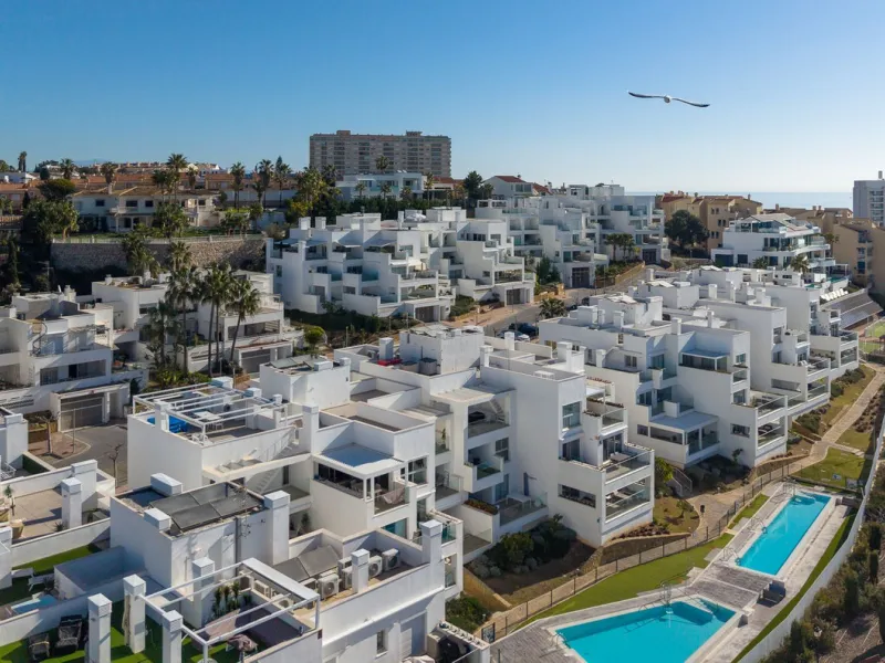 Wake up to the sound of the sea and endless blue horizons in this exceptional frontline duplex penthouse in Torrequebrada, Benalmádena. Designed for those who value privacy, sunshine and panoramic Mediterranean views, this three-bedroom residence offers a