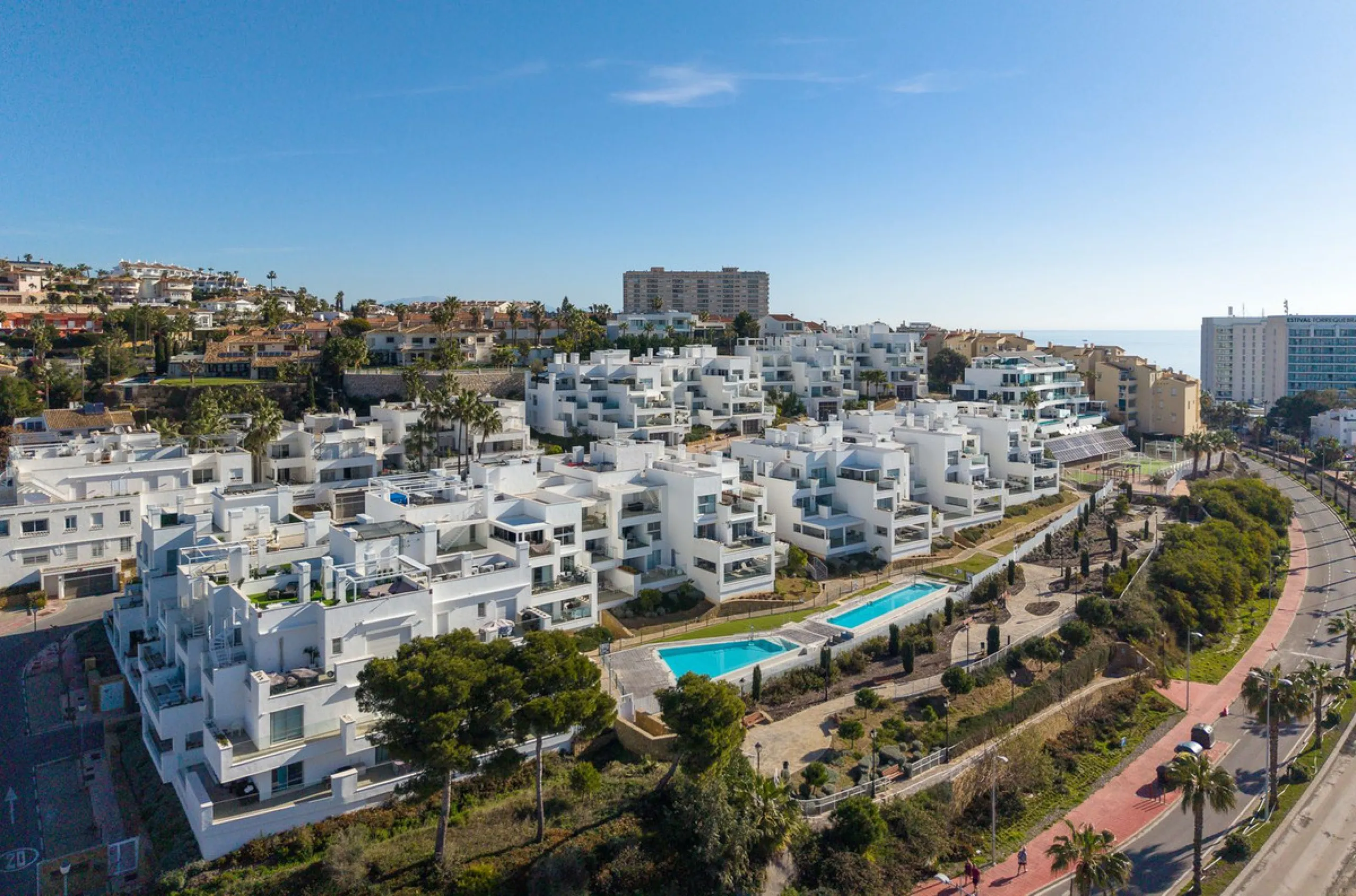 Wake up to the sound of the sea and endless blue horizons in this exceptional frontline duplex penthouse in Torrequebrada, Benalmádena. Designed for those who value privacy, sunshine and panoramic Mediterranean views, this three-bedroom residence offers a