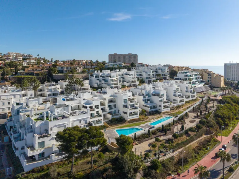 Wake up to the sound of the sea and endless blue horizons in this exceptional frontline duplex penthouse in Torrequebrada, Benalmádena. Designed for those who value privacy, sunshine and panoramic Mediterranean views, this three-bedroom residence offers a