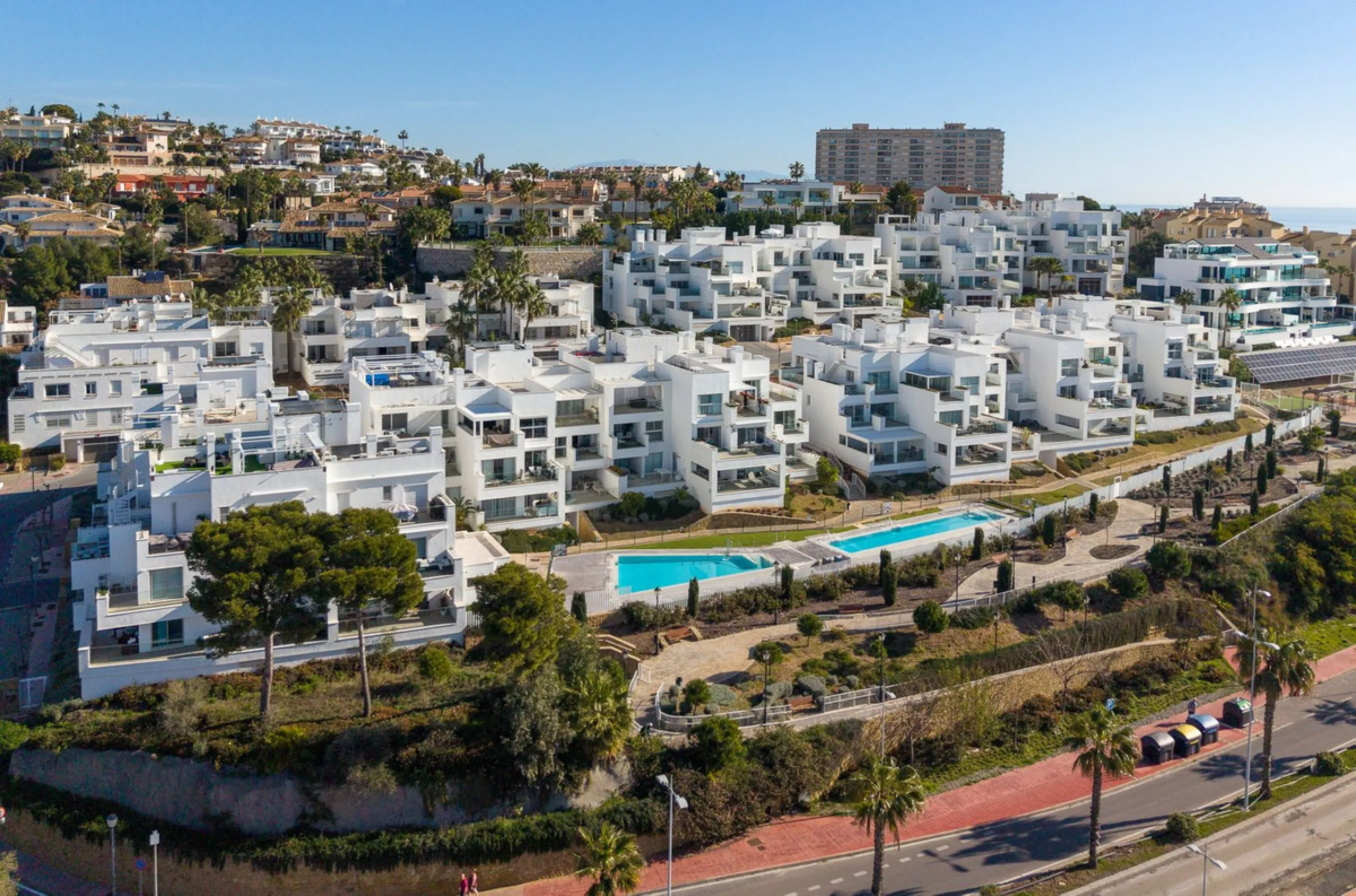 Wake up to the sound of the sea and endless blue horizons in this exceptional frontline duplex penthouse in Torrequebrada, Benalmádena. Designed for those who value privacy, sunshine and panoramic Mediterranean views, this three-bedroom residence offers a