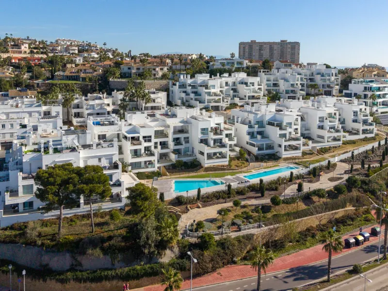 Wake up to the sound of the sea and endless blue horizons in this exceptional frontline duplex penthouse in Torrequebrada, Benalmádena. Designed for those who value privacy, sunshine and panoramic Mediterranean views, this three-bedroom residence offers a