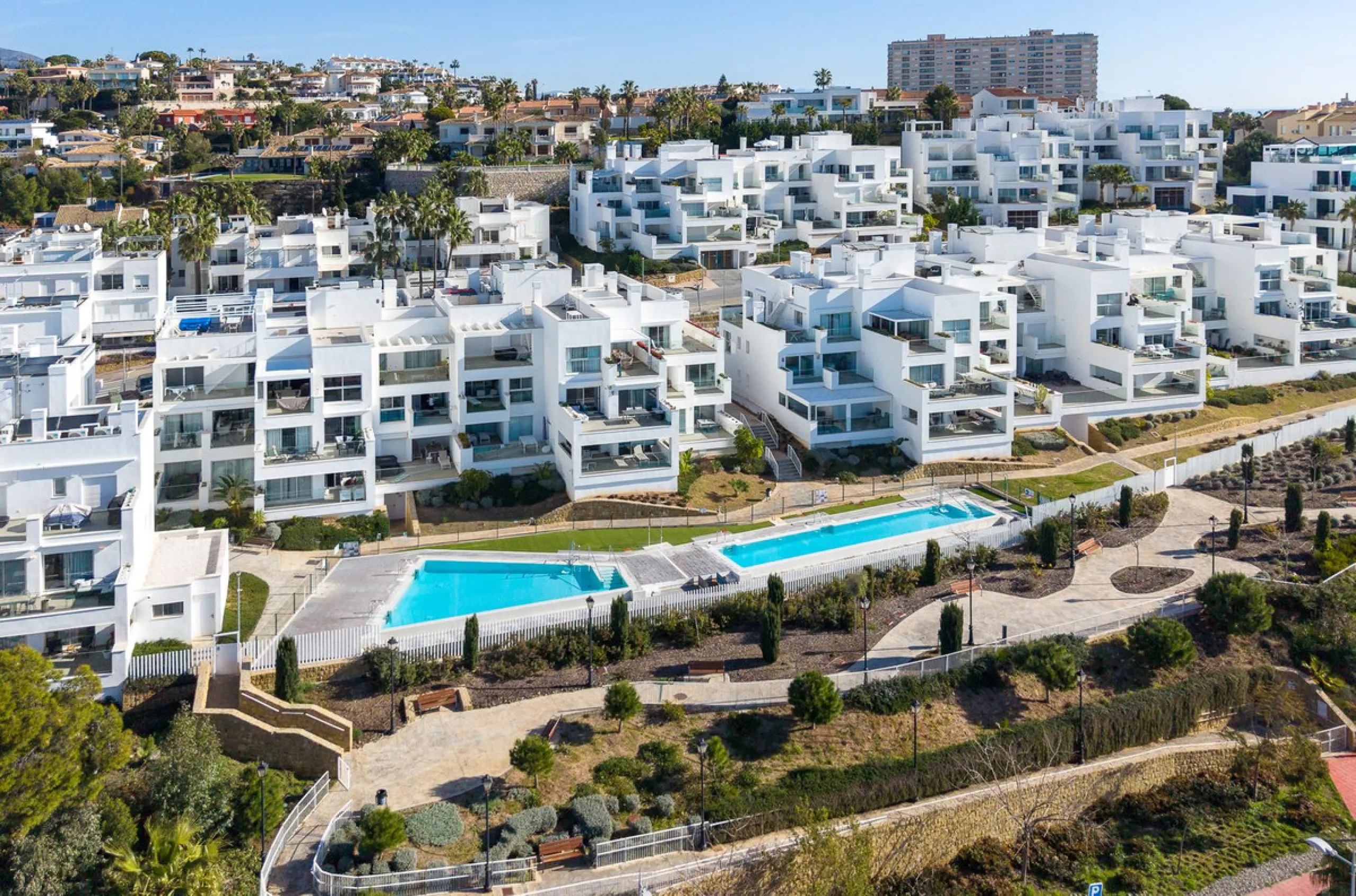 Wake up to the sound of the sea and endless blue horizons in this exceptional frontline duplex penthouse in Torrequebrada, Benalmádena. Designed for those who value privacy, sunshine and panoramic Mediterranean views, this three-bedroom residence offers a