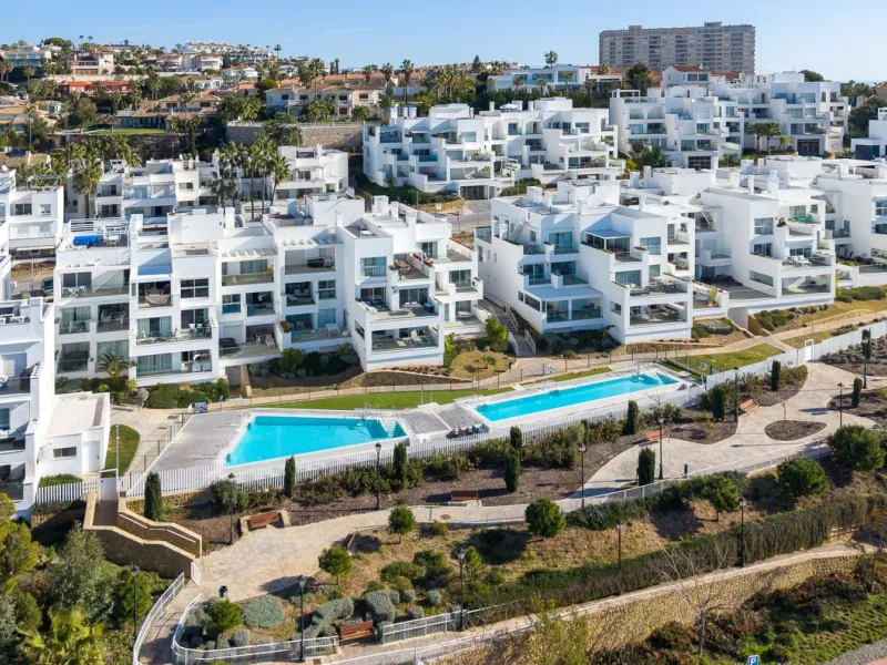 Wake up to the sound of the sea and endless blue horizons in this exceptional frontline duplex penthouse in Torrequebrada, Benalmádena. Designed for those who value privacy, sunshine and panoramic Mediterranean views, this three-bedroom residence offers a