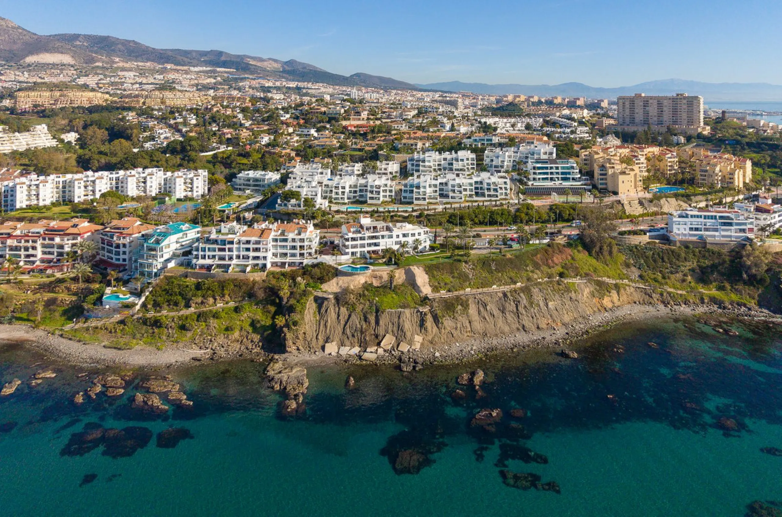 Wake up to the sound of the sea and endless blue horizons in this exceptional frontline duplex penthouse in Torrequebrada, Benalmádena. Designed for those who value privacy, sunshine and panoramic Mediterranean views, this three-bedroom residence offers a