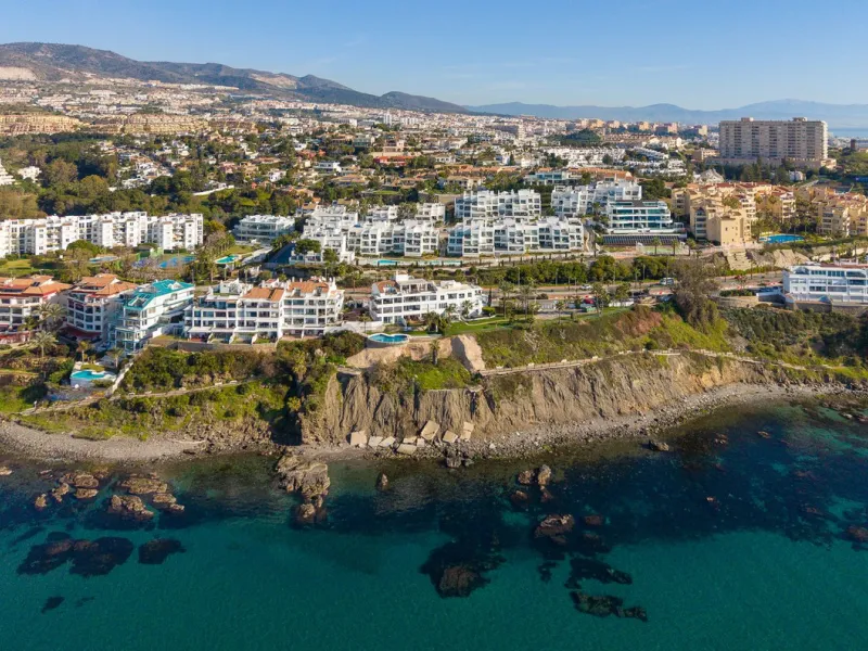 Wake up to the sound of the sea and endless blue horizons in this exceptional frontline duplex penthouse in Torrequebrada, Benalmádena. Designed for those who value privacy, sunshine and panoramic Mediterranean views, this three-bedroom residence offers a