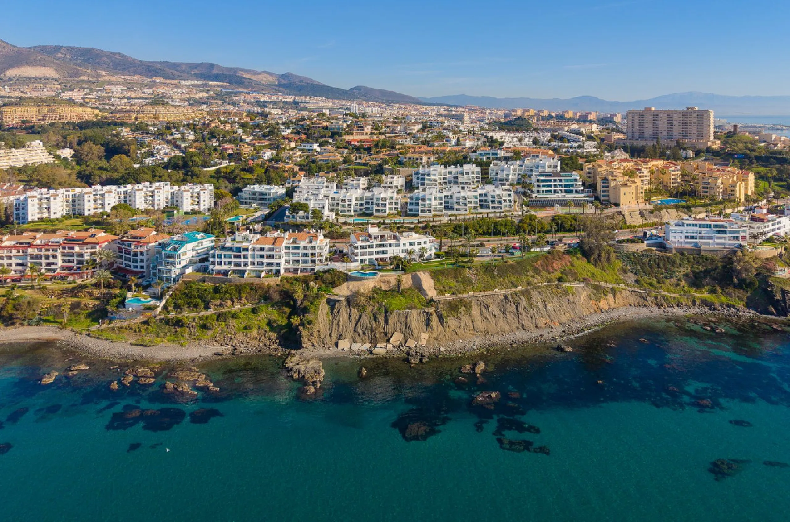 Wake up to the sound of the sea and endless blue horizons in this exceptional frontline duplex penthouse in Torrequebrada, Benalmádena. Designed for those who value privacy, sunshine and panoramic Mediterranean views, this three-bedroom residence offers a