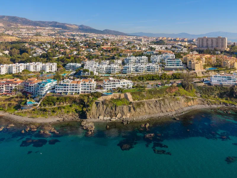 Wake up to the sound of the sea and endless blue horizons in this exceptional frontline duplex penthouse in Torrequebrada, Benalmádena. Designed for those who value privacy, sunshine and panoramic Mediterranean views, this three-bedroom residence offers a