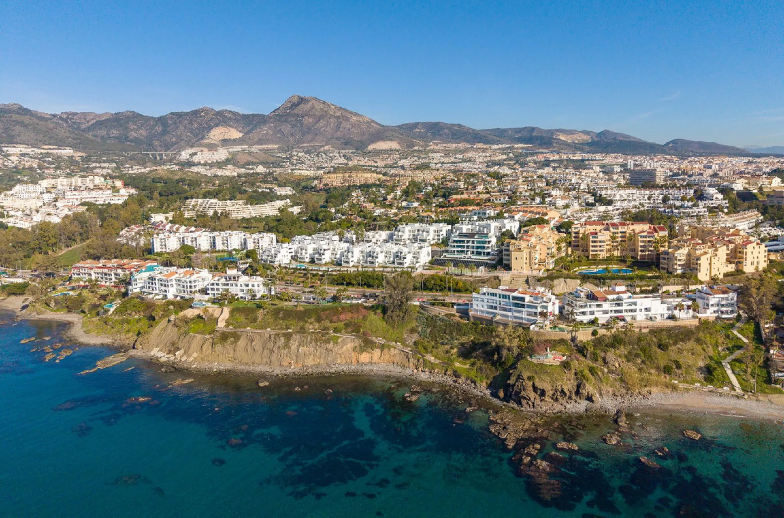 Wake up to the sound of the sea and endless blue horizons in this exceptional frontline duplex penthouse in Torrequebrada, Benalmádena. Designed for those who value privacy, sunshine and panoramic Mediterranean views, this three-bedroom residence offers a