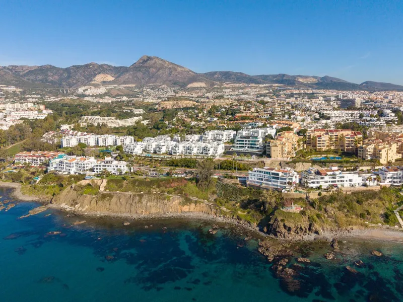 Wake up to the sound of the sea and endless blue horizons in this exceptional frontline duplex penthouse in Torrequebrada, Benalmádena. Designed for those who value privacy, sunshine and panoramic Mediterranean views, this three-bedroom residence offers a